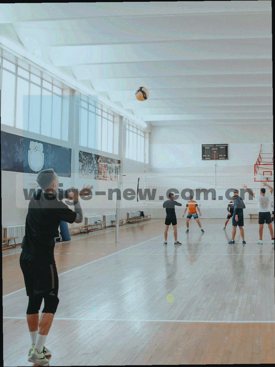 工装成衣锁眼与缝合处的特写，硬光下能看清走线密度与加固衬